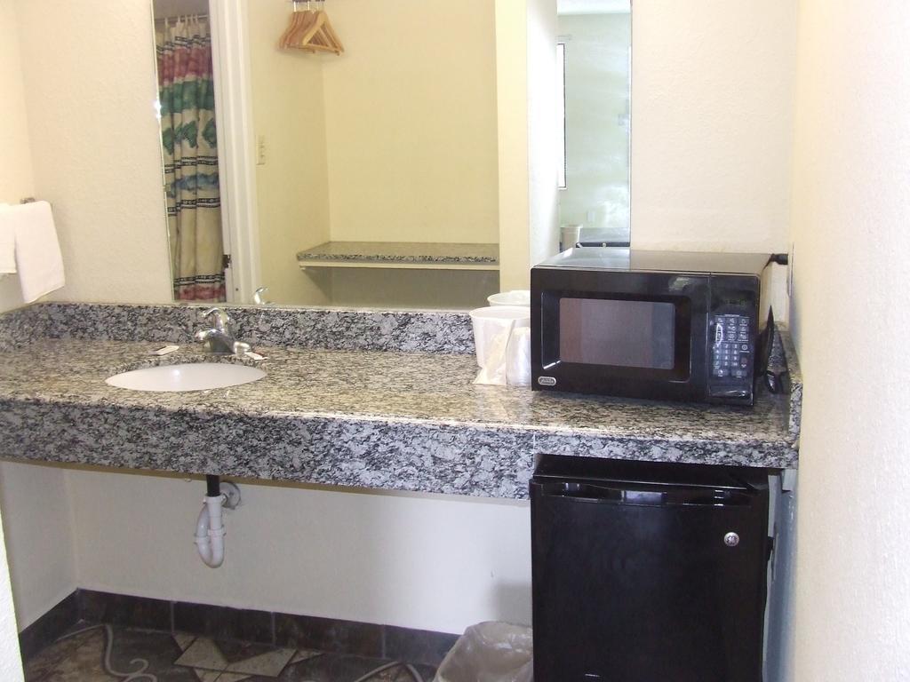 Americas Value Motel Beaumont